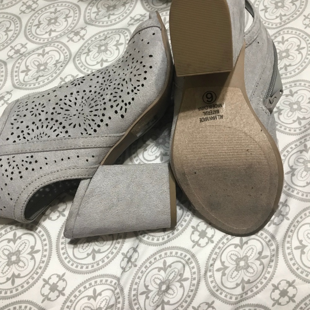 Beautiful gray shoes - Picture 3 of 3